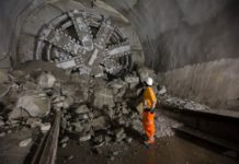 CROSSRAIL il progetto che cambia il modo di viaggiare a Londra tbm victoria breaks through into liverpool street station 189725